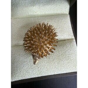 VTG Sarah Coventry Textured Gold Tone Hedgehog Porcupine Rhinestone Eyes Brooch